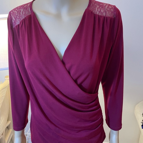 Ann Taylor, Burgundy V Neck Crossover, Ruched side, Lace shoulder Top Sz… - Picture 2 of 8